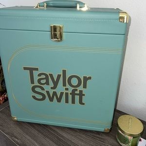 Taylor swift midnights vinyl case! It’s used, no signs of wear. From her site.